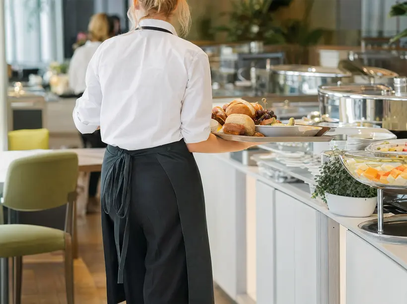 Frühstücksbuffet in einem Hotel wird abgeräumt